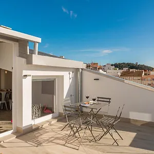 varela-30-apartamentos.hotelsinnerja.org/